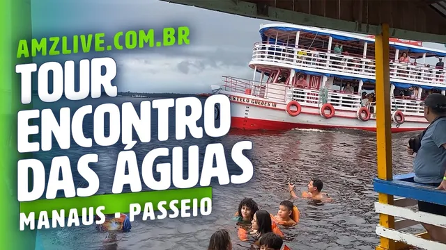 Barco de passeio de dois andares parado ao lado de um flutuante, com crianças e adultos tomando banho no rio