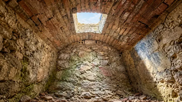 Interior da Galeria dos Ingleses, túnel de tijolos e pedra com abertura no teto por onde entra a luz do dia, no subsolo do Casarão de Ideias, em Manaus